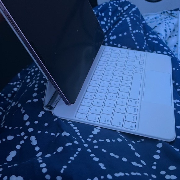 iPad Air + Apple keyboard case - Picture 3 of 4